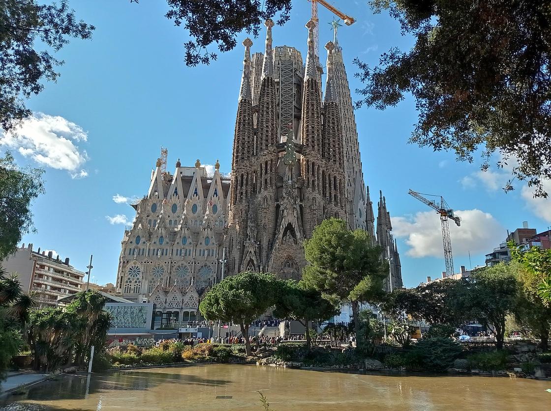 Вид на собор Саграда Фамилия в Барселоне