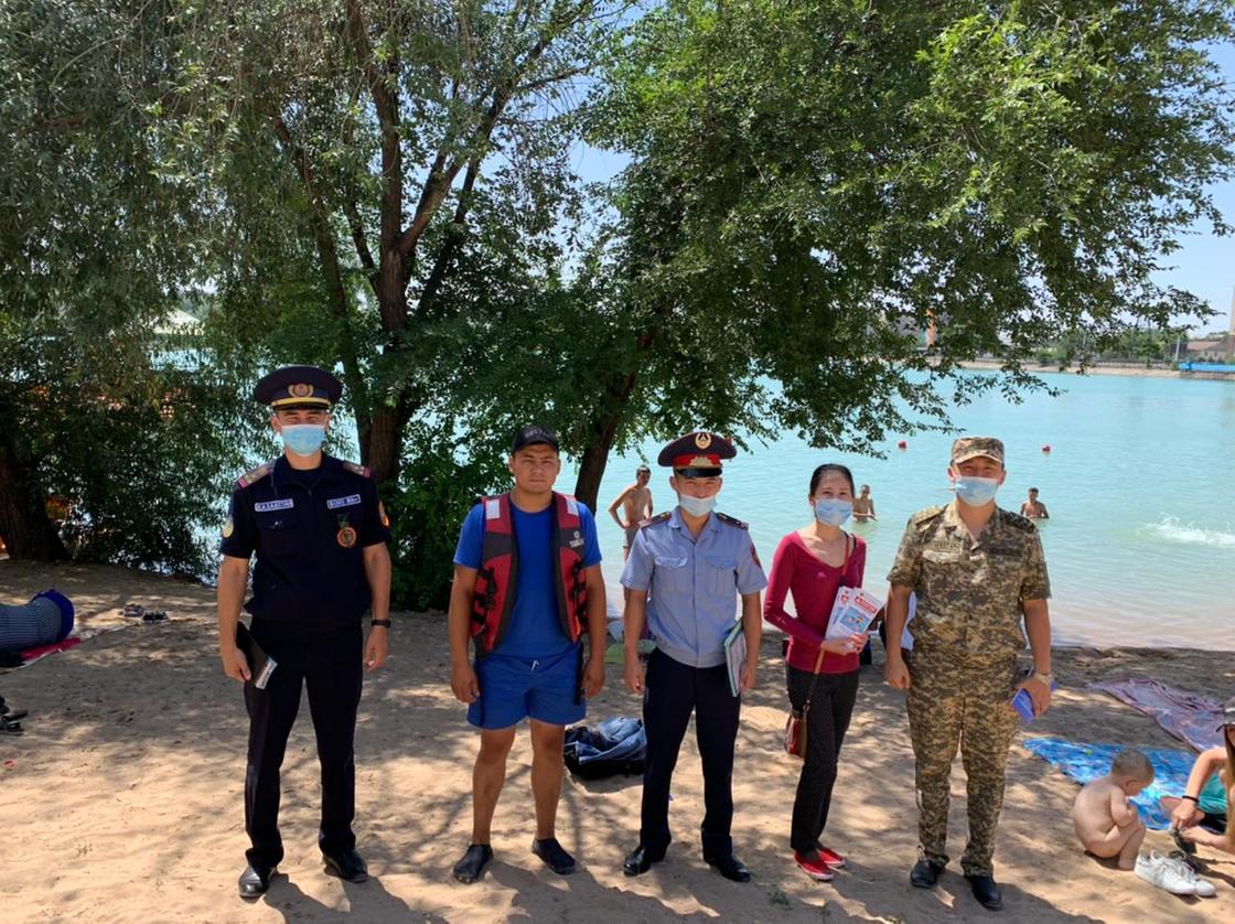 Спасатели на озере Сайран в Алматы