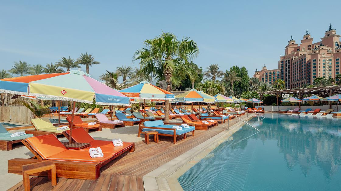 Бассейн с красивым видом