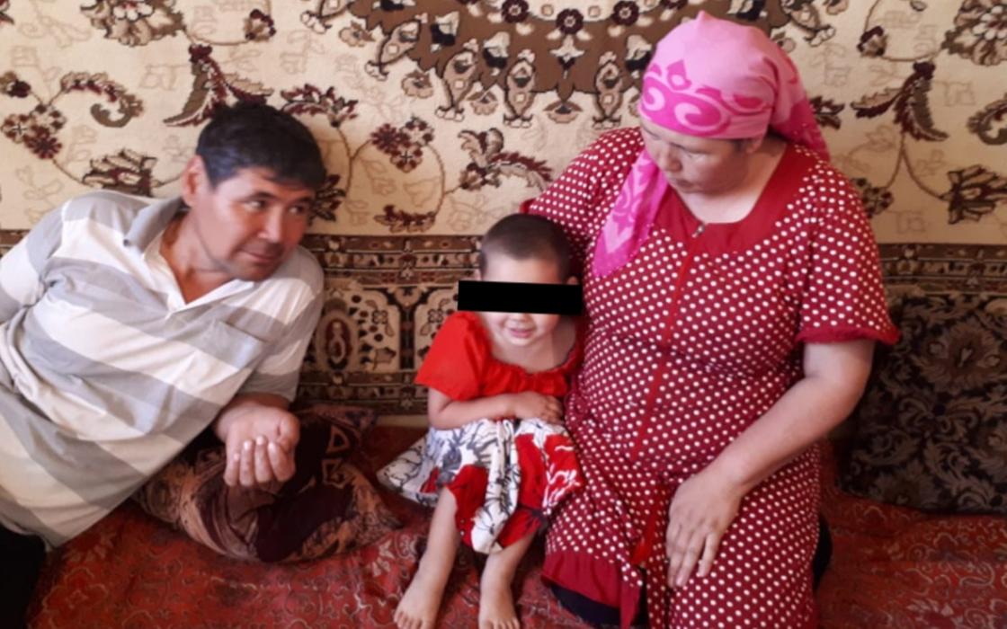Трехлетнюю девочку нашли у поста в Туркестанской области