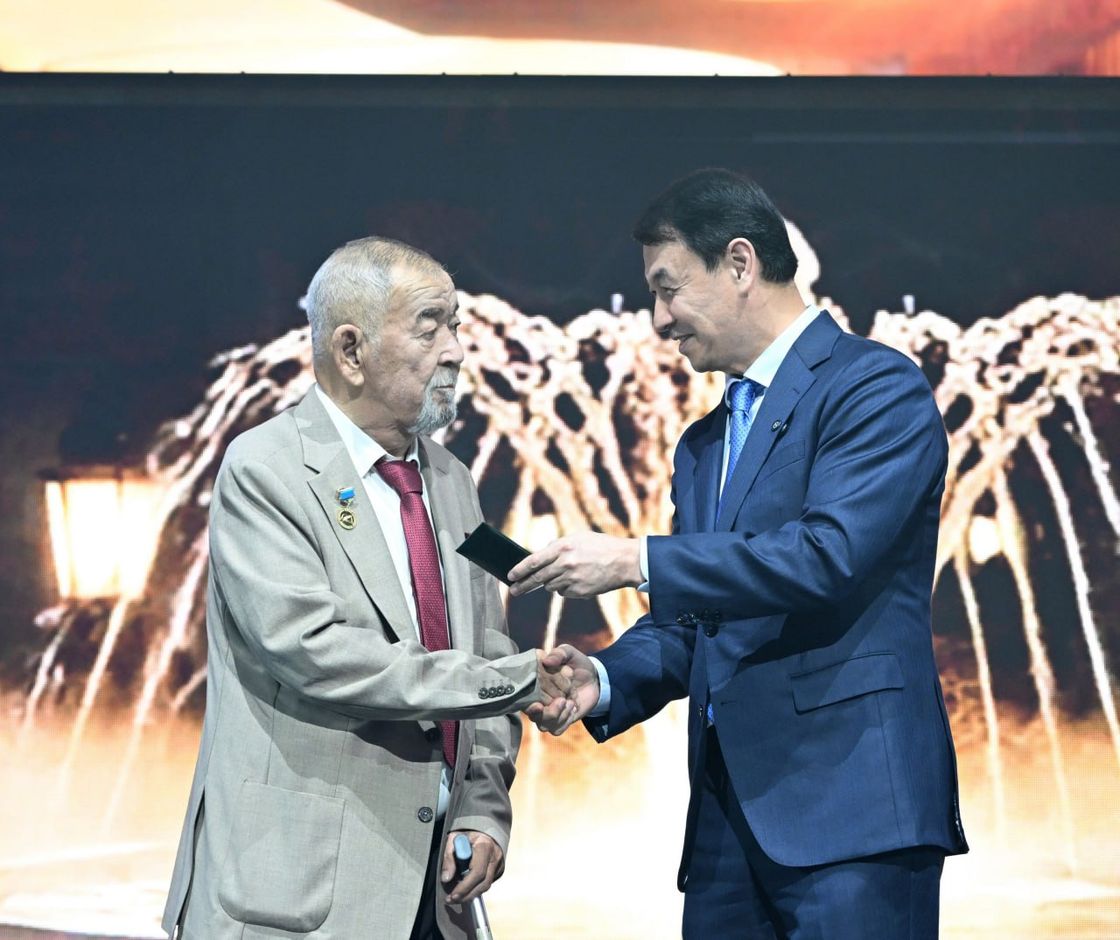 Дархан Сатыбалды Жүрсін Ерманға "Қазақстанның халық жазушысы" атағын табыстап жатыр