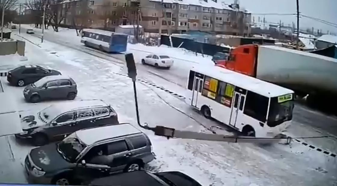 Вид на место аварии с двумя автобусами в Петропавловске Вид на место аварии с двумя автобусами в Петропавловске