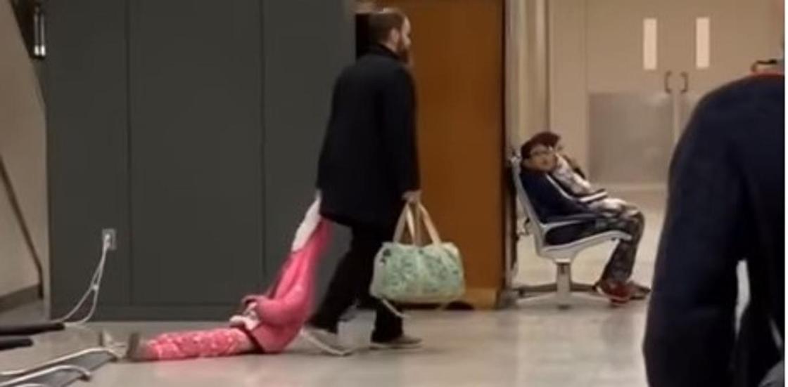 Отец тащил дочь за капюшон по аэропорту: видео стало вирусным