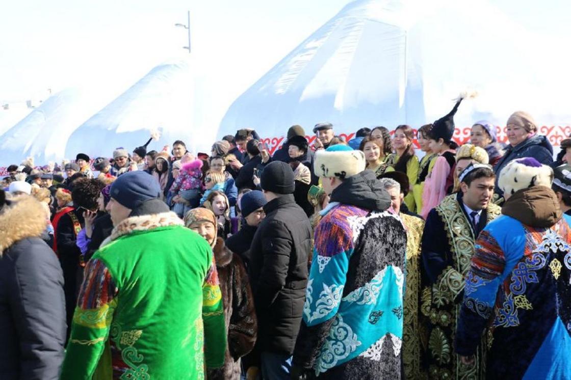 Появление Назарбаева и Токаева вызвало ажиотаж на праздновании Наурыза в Астане