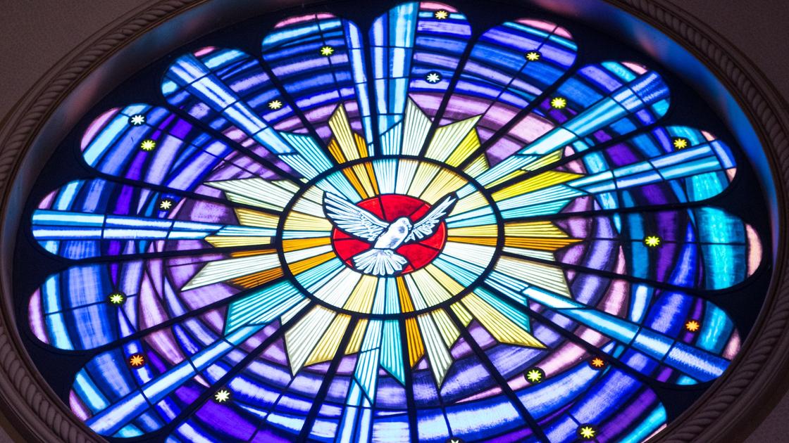 Церковный витраж с изображением голубя