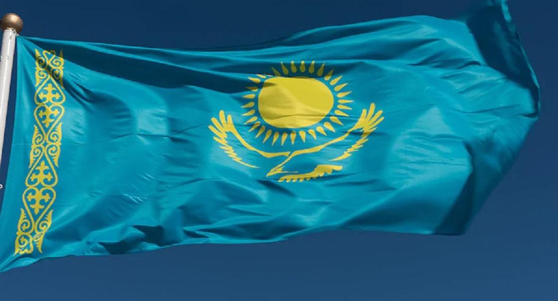 Самый большой флаг приспустили в Казахстане