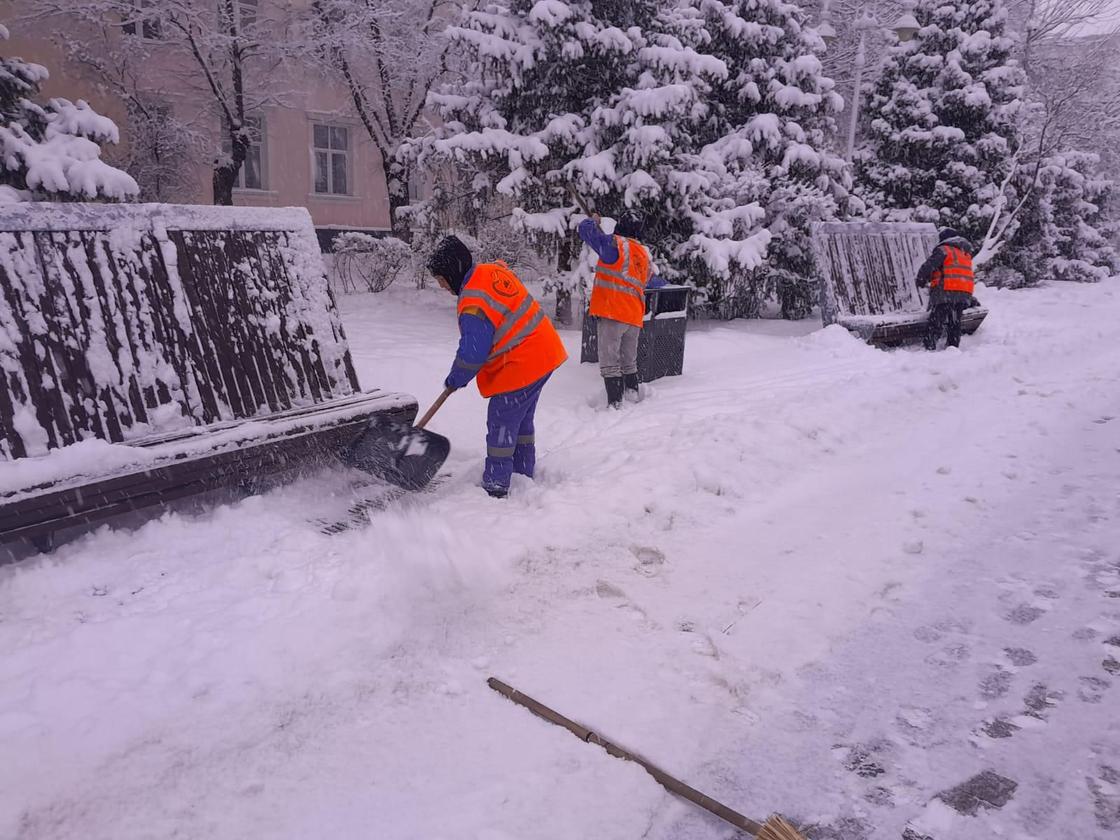 Уборка снега в Алматы