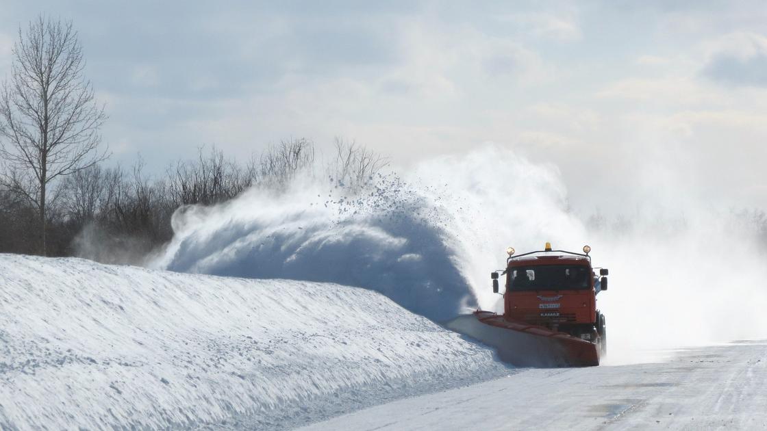 "Зимой сложно - много снега": КазАвтоЖол не успевает чистить дороги в стране