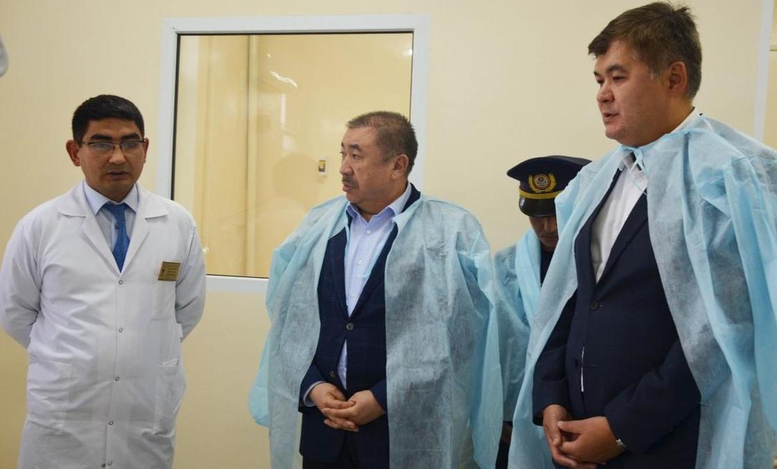 Тургумбаев и Биртанов приехали в Туркестан после взрыва (фото)
