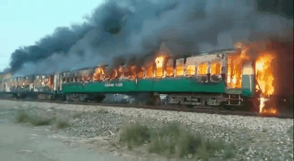 62 человека сгорели заживо в поезде в Пакистане