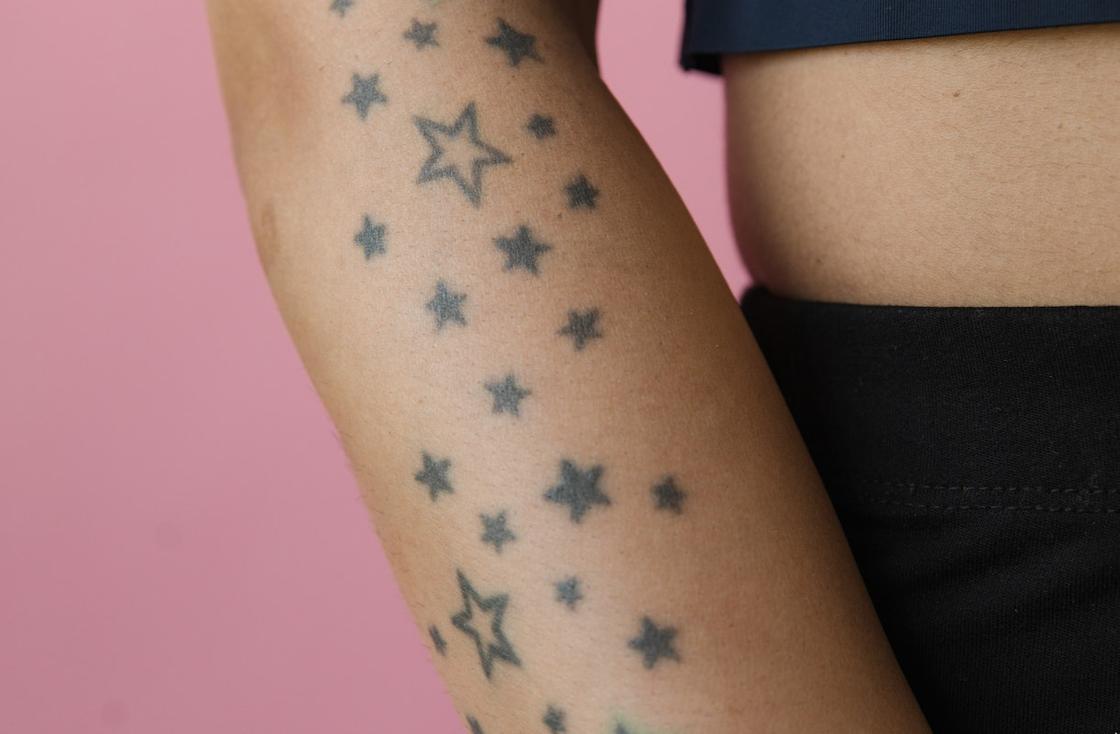 Рисунок-татуировка мелки звезд на руке