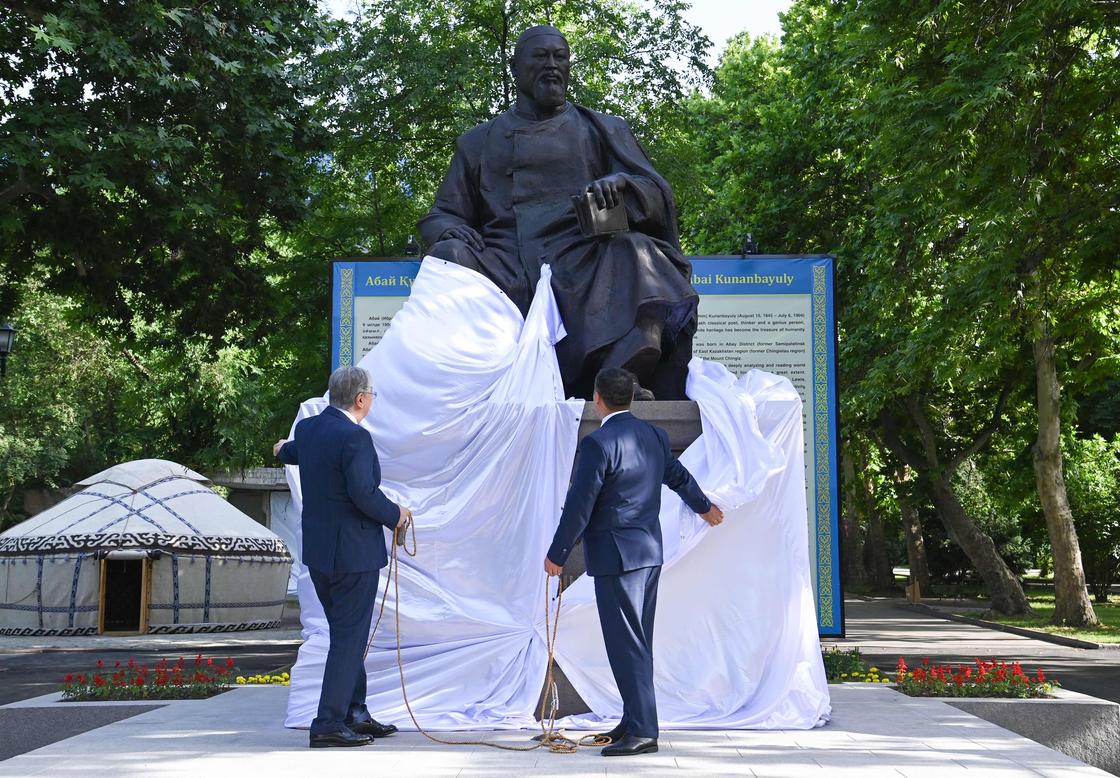 Президенты Казахстана и Кыргызстана на церемонии открытия памятника Абая