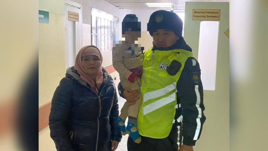 Полицейский с ребенком на руках и женщина