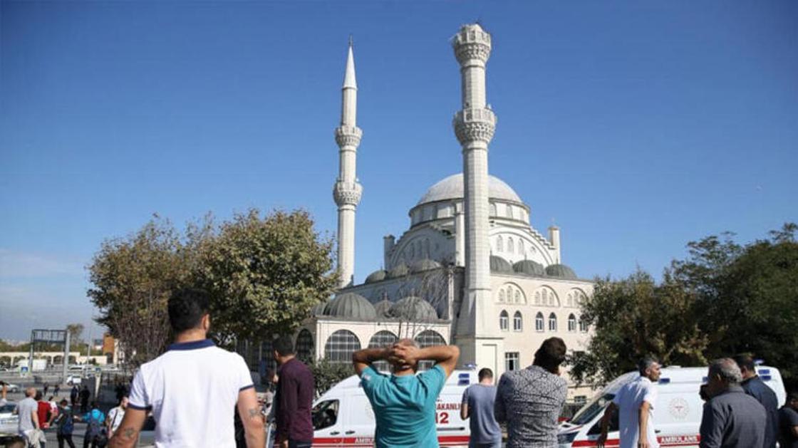 Минарет мечети обрушился из-за сильного землетрясения в Стамбуле (фото, видео)