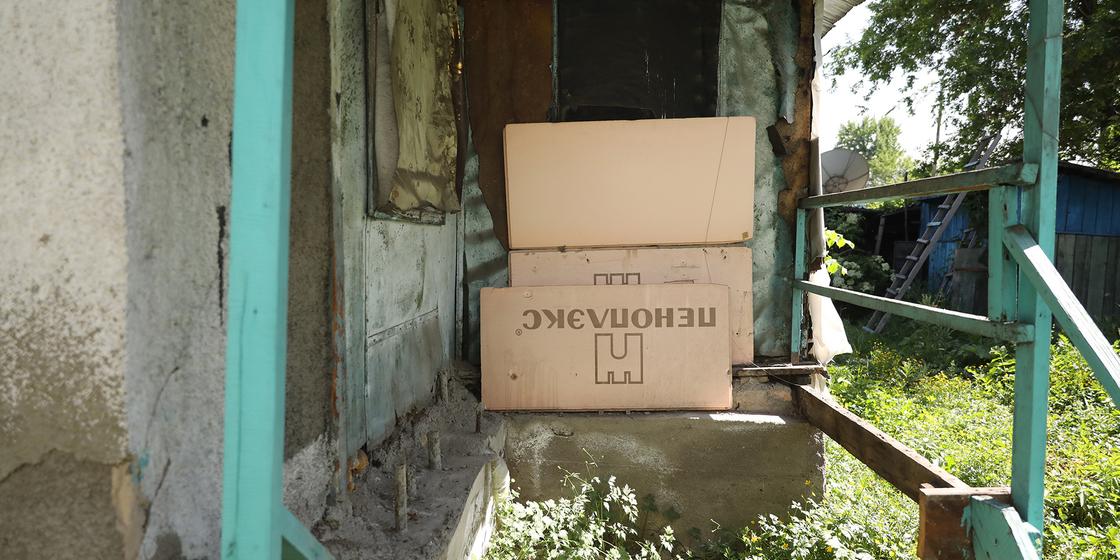 "Дом рассыпается": жители сносимого дома пожаловались на отсутствие выплат в Алматы