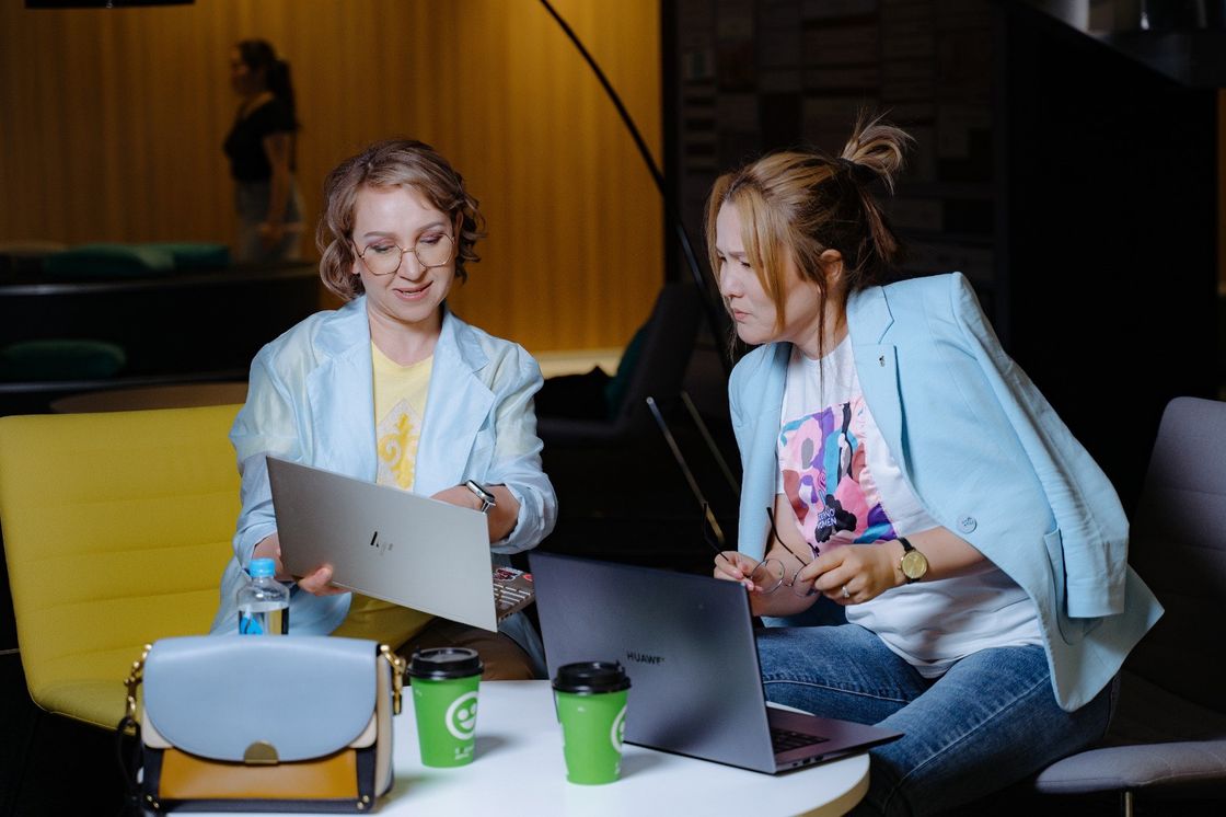 Девушки работают за ноутбуками