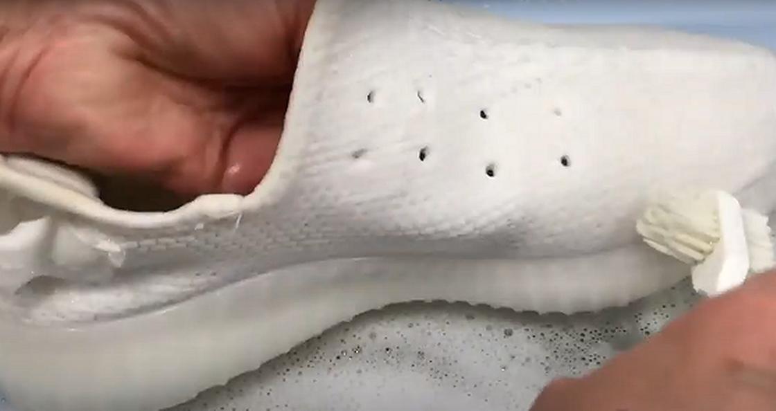 Читка белых кроссовок щеткой после замачивания в мыльной воде