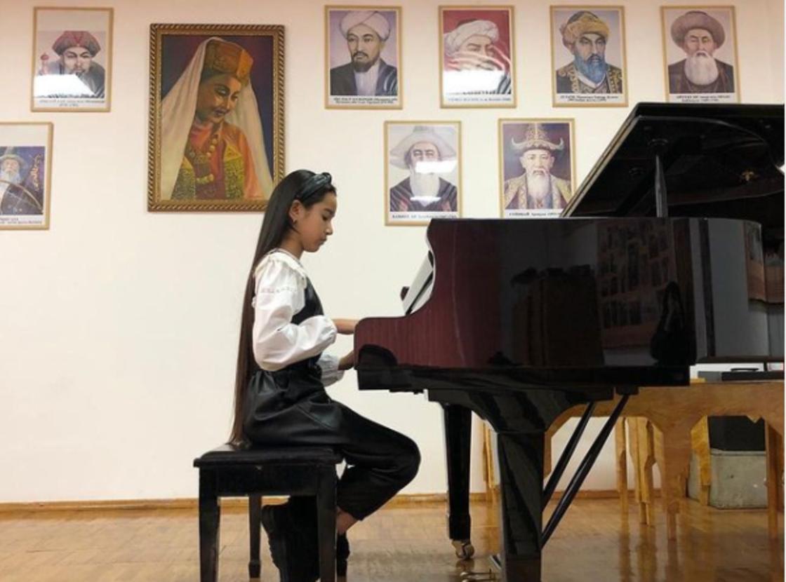 Каракат Башанова играет на фортепьяно