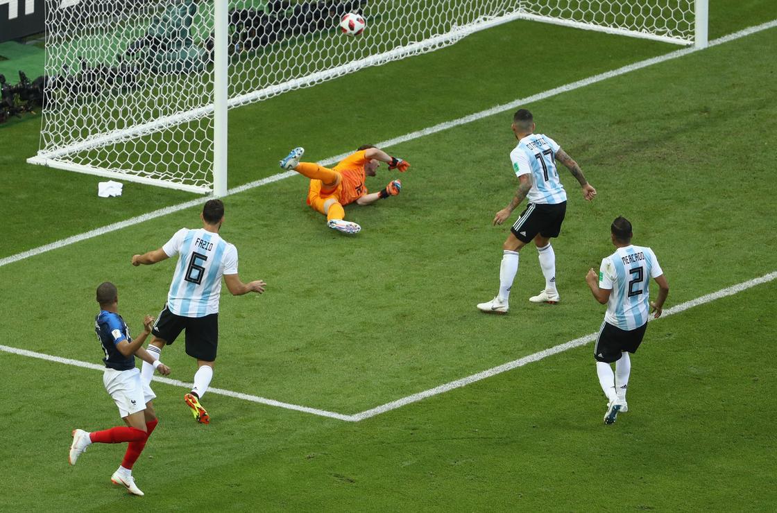 Килиан Мбаппе забивает гол в ворота Аргентины