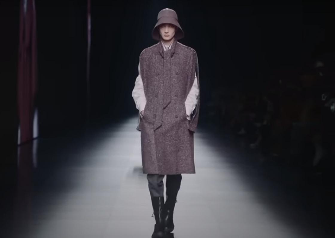 Мужчина демонстриует пальто-кейп от Dior Men