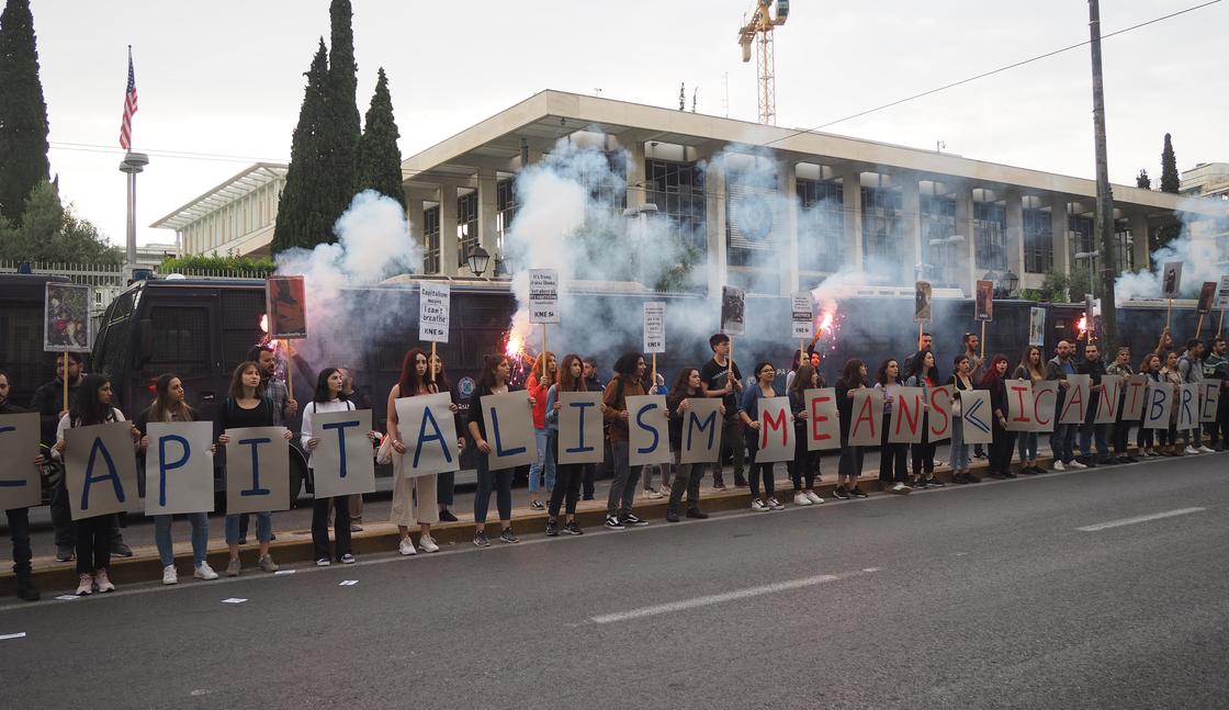 Демонстранты забросали коктейлями Молотова полицию у посольства США в Афинах