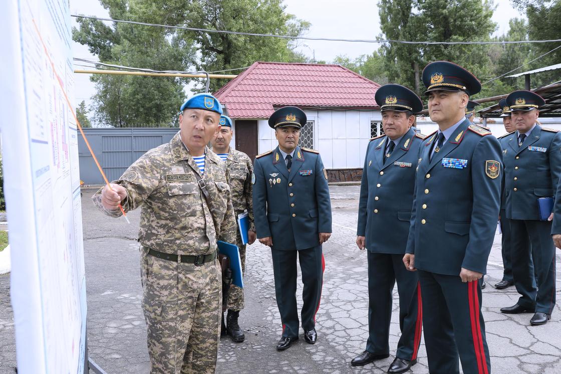 Ермекбаев посетил с проверкой Алматинский гарнизон