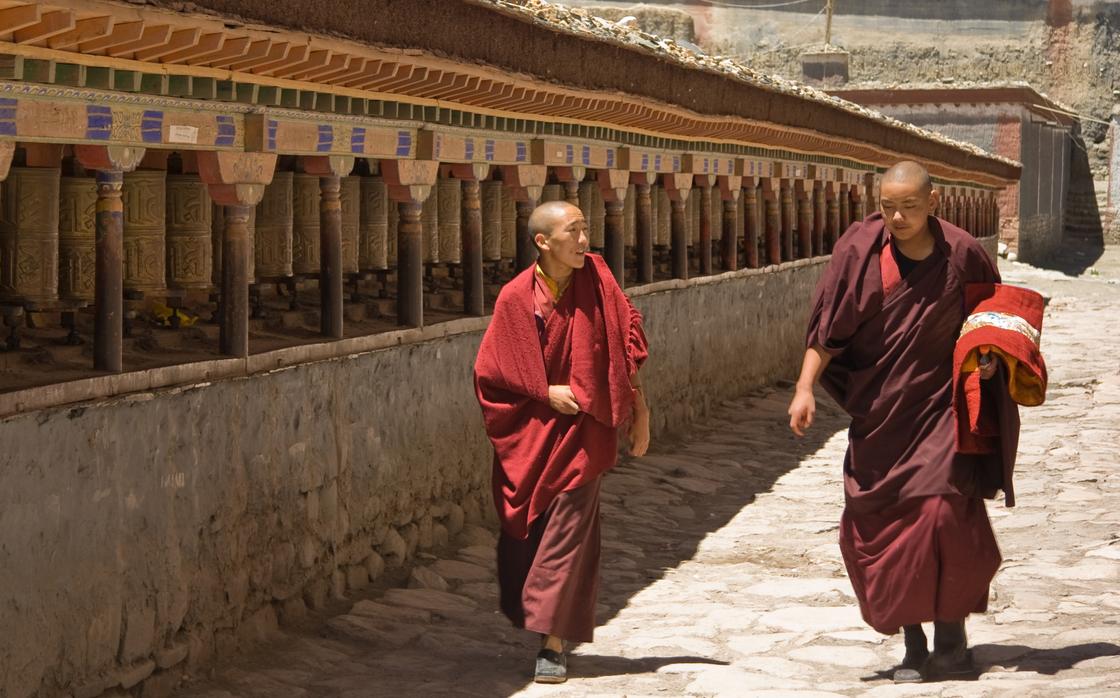 Монахи в монастыре Сакья