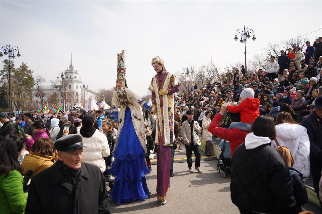 Кто празднует наурыз. Празднование Наурыз в Алматы. Народные гуляния Наурыз. С праздником Наурыз. С праздником Нооруз.