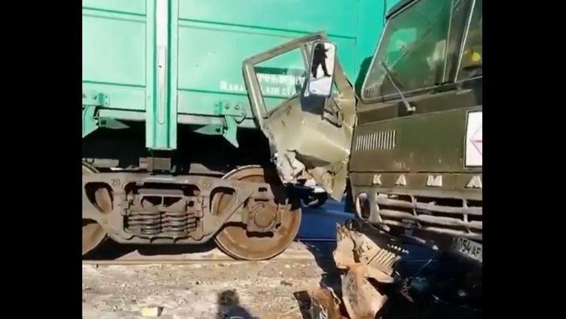 КамАЗ столкнулся с грузовым поездом в Карагандинской области