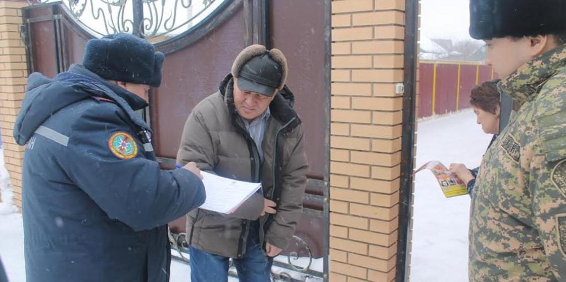 «Не хотим силой вламываться»: почему казахстанцы не дают проверять свои дома