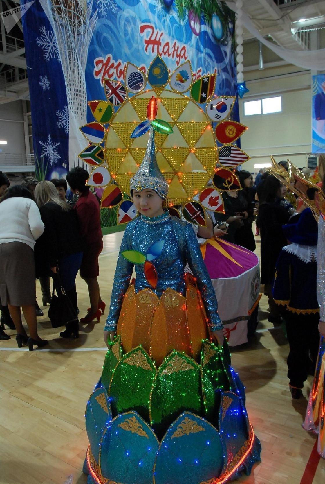 Мальчик пришел на елку в костюме "Цифровой Казахстан" в Петропавловске (фото)