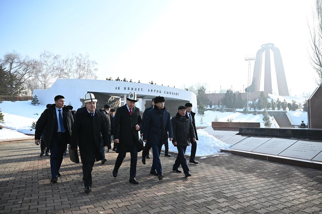 Маулен Ашимбаев возложил цветы к могиле Чингиза Айтматова