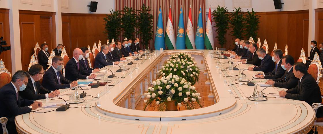 Переговоры между президентами Казахстана и Таджикистана в расширенном формате