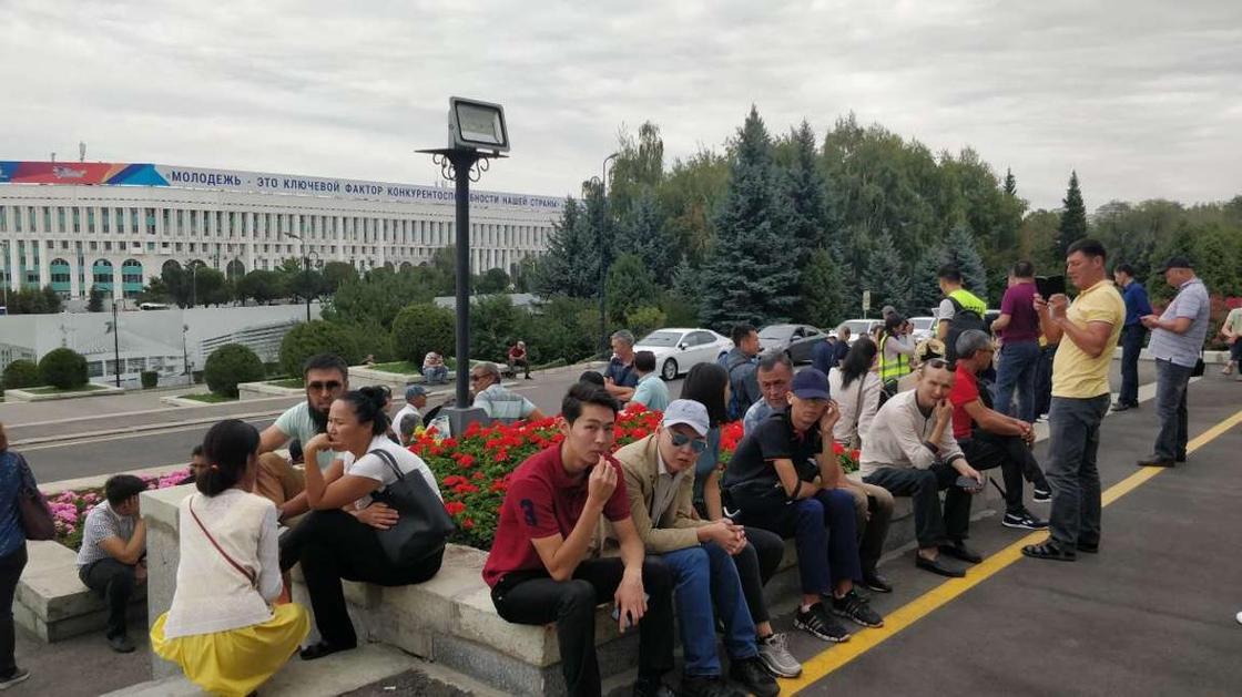 Чего требуют собравшиеся у акимата Алматы