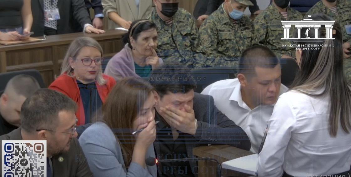 Айтбек Амангельды и адвокаты во время просмотра видео с телефона Бишимбаева