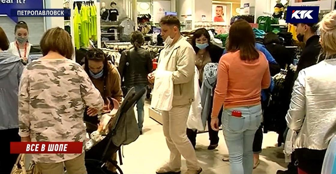 Люди "атакуют" магазины, забыв о правилах безопасности в Петропавловске Люди "атакуют" магазины, забыв о правилах безопасности в Петропавловске