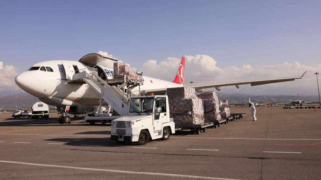 Почти полтонны лекарств в качестве гуманитарной помощи передала Турция Казахстану