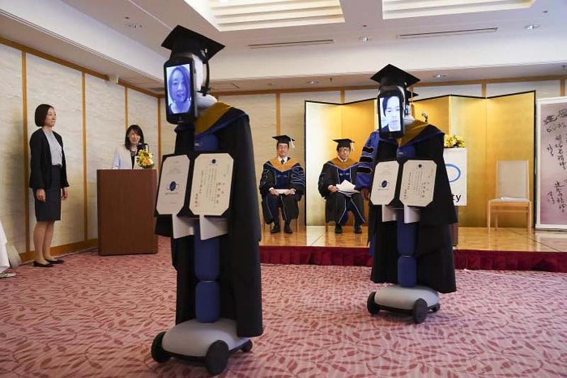 Жапонияда университет басшылығы дипломды түлектердің орнына роботтарға табыстады