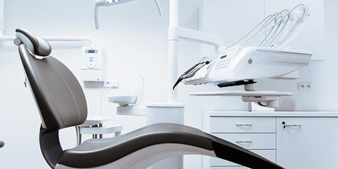 Подозреваемая в причастности к гибели двух детей стоматолог отказалась от сертификата в Караганде
