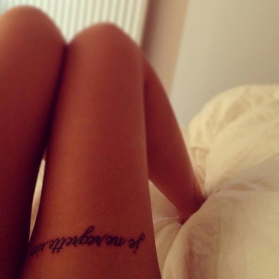 Красивая девушка с татуировкой на ноге без лица