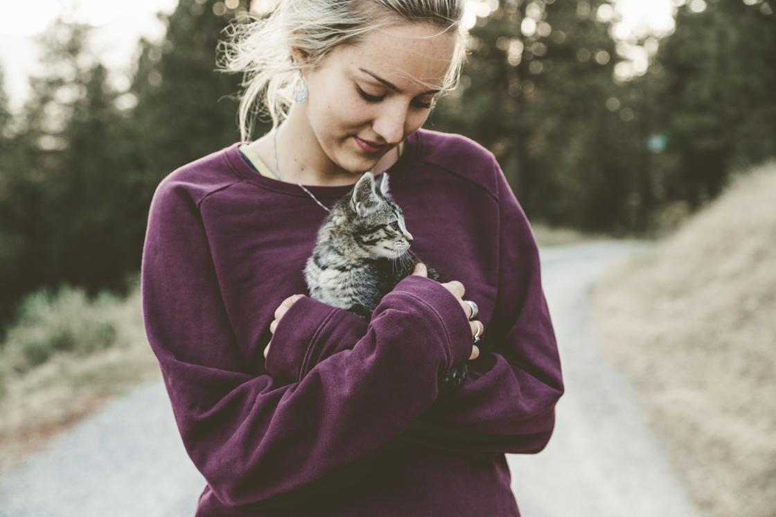 Девушка держит на руках котенка