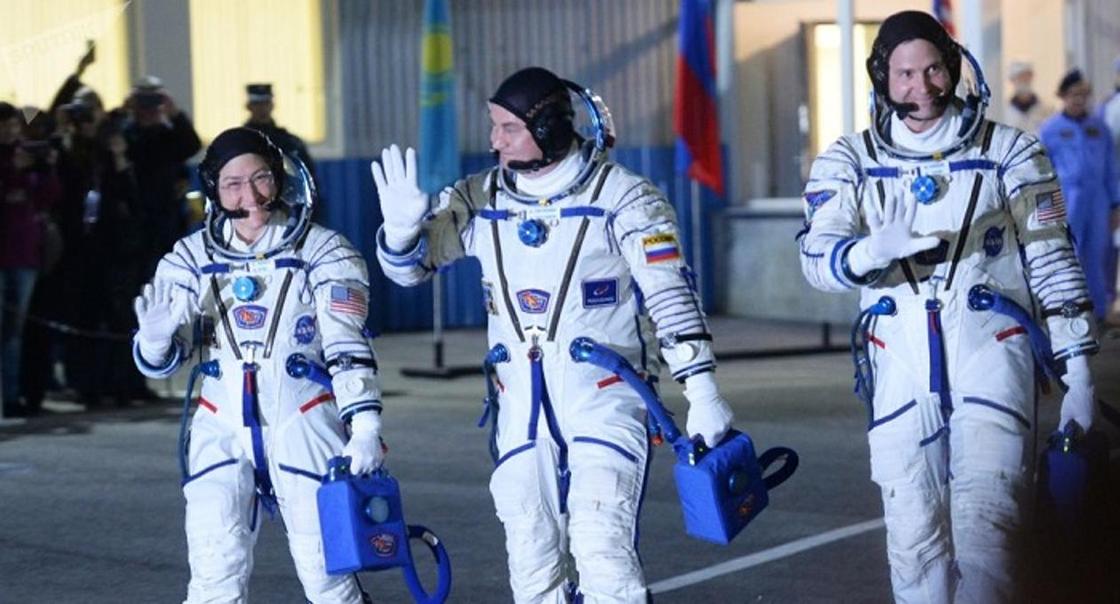 Домбра и чапан: что дарят космонавтам при приземлении на Землю