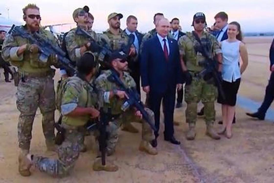 Фото Путина в окружении спецназа появилось в Сети