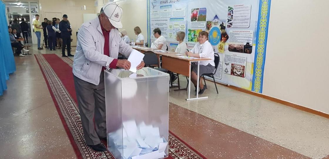 Акиму ВКО предложили принять участие в селфи-акции на выборах (фото)