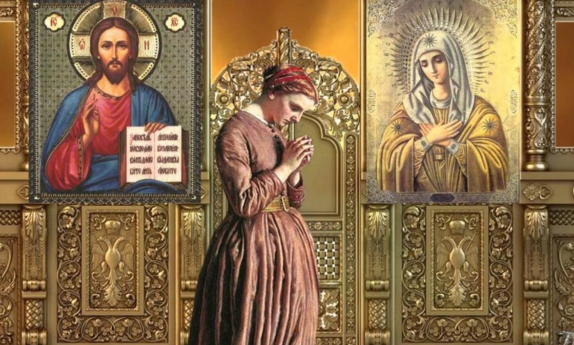 Женщина молится в церкви