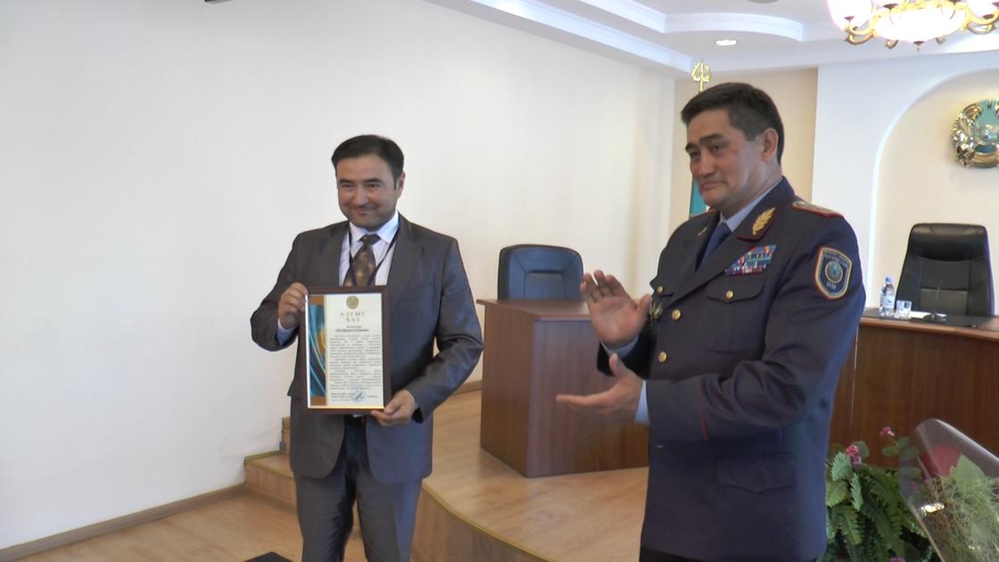 Охранников, задержавших педофила, наградил глава алматинской полиции