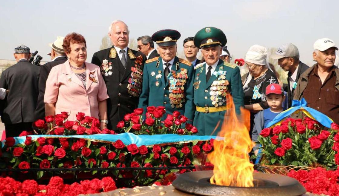 Токаев возложил цветы к Вечному огню в День Победы (фото)