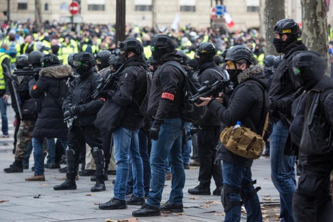 Тяжелая бронетехника вошла в охваченный беспорядками Париж (фото, видео)