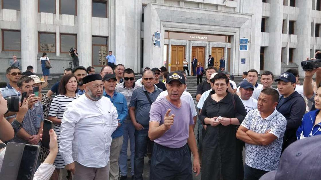 Десятки человек собрались у акимата Алматы