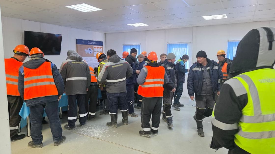 Сотрудники предприятия на избирательном участке